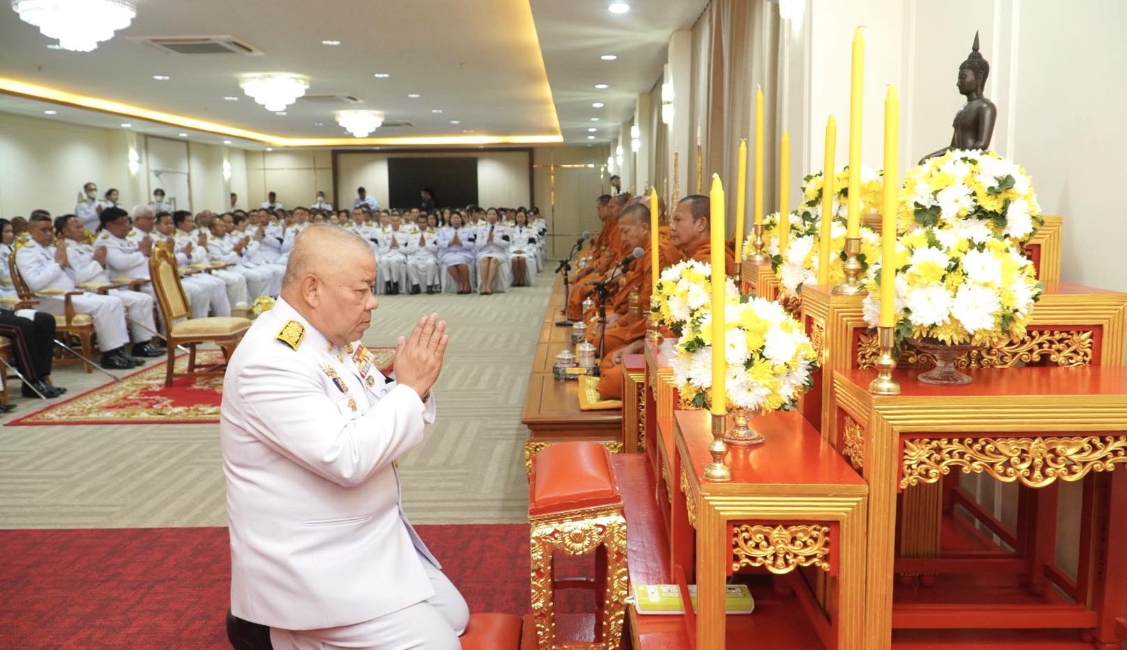 title - นที่ 24 กุมภาพันธ์ 2569 นายวิทูล ประดิษฐบุญ มอบหมายให้  เจ้าหน้าที่ ส.ป.ก.ปราจีนบุรี เข้าร่วม พิธีวางพานพุ่มดอกไม้และถวายสักการะ เนื่องในวันคล้าย วันพระราชสมภพของพระบาทสมเด็จพระพุทธเลิศหล้านภาลัย